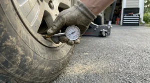reading psi measurement on tire pressure gauge